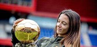 Aitana Bonmatí con su Balón de Oro, en el estadio Johan Cruyff
