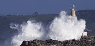 Foto de la isla de Mouro, en la bocana del puerto de Santander, golpeada por el oleaje producido por la borrasca Ciarán que mantiene activada la alerta roja en la costa cantábrica