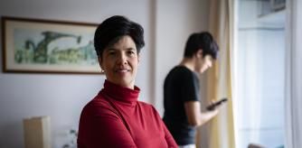 Laura Villarreal es madre de dos mellizos de 14 años a los que hace una semana han decidido darles móvil propio