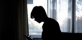 A. tiene 14 años y hace justo una semana que sus padres han decidido que él y su hermano mellizo G. tengan teléfono móvil