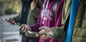 08 - 11 - 2023 / Barcelona / Adolescentes de 15 años con móviles / Foto: Llibert Teixidó