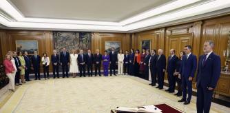 Los 22 ministros del nuevo Gobierno de Pedro Sánchez prometen sus cargos ante el rey Felipe VI (d) durante una ceremonia celebrada este martes en el Palacio de la Zarzuela.