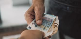 El impuesto por donar dinero a los hijos varía dependiendo de la cuantía y la comunidad en la que resida el donatario