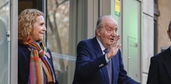 MADRID, 20/12/2023.- El rey Juan Carlos y la infanta Elena, a su salida de la comida de un restaurante madrileño, celebrada este miércoles con motivo del 60 cumpleaños de la infanta Elena, hermana mayor del rey Felipe VI, que congregó a los padres del monarca, a los reyes Felipe y Letizia, y a la mayoría de integrantes de la familia. En el almuerzo también participaron la otra hermana de Felipe VI, la infanta Cristina y la princesa Irene, hermana de la reina Sofía, así como los dos hijos de la homenajeada y tres de los cuatro de la infanta Cristina. Faltó a la cita la princesa Leonor, primogénita de los reyes, que se encuentra de ejercicios militares, y no se vio a su hermana, la infanta Sofía, de vacaciones desde el pasado día 5 en el internado de Gales (Reino Unido) donde estudia bachillerato.- EFE/ Javier Lizón