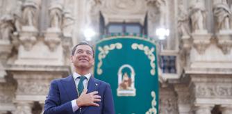 Moreno Bonilla tras jurar su segundo mandato como presidente delante del Palacio de San Telmo