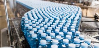 Analizan 280 muestras de agua de 20 marcas y solo una de ellas está libre de microplásticos