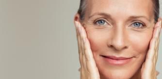 Una mujer con piel madura.