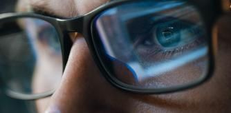 Una persona con gafas de luz azul.