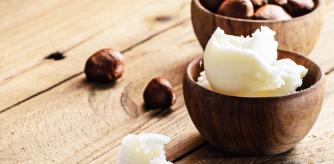 Un cuenco con manteca de karité.