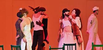 La producción de 'Un ballo in maschera' que ideó Graham Vick y que montó en Parma Jacopo Spirei un mes después de que él muriera de manera repentina, en julio de 2021