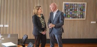 Llevar agua en barco a Barcelona es más rápido y eficaz que la conexión con el Ebro, resalta Ribera