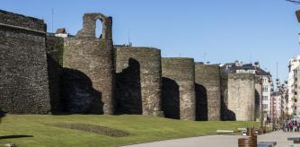 La muralla de Lugo, romana y conservada en su integridad, en su trecho más emblemático, el del cubo de A Mosqueira