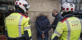 Los Mossos d'Esquadra se llevan detenido a un hombre acusado de hurto y resistencia en Barcelona, 10 de Febrero de 2022. Reportaje sobre hurtos con Toni Muñoz. Joan Mateu Parra / Shooting
