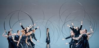 El público expresó la noche del martes durante cuatro minutos de aplausos su sólido reconocimiento al espectáculo con el que el Liceu comienza su temporada de danza, que este año aparece como un afluente de la programación, apenas concentrada entre febrero y julio. El coreógrafo y director de escena belga  Sidi Larbi Cherkaoui hizo disfrutar a los barceloneses con dos piezas de su larga trayectoria que son la cara y cruz de su creatividad: Faun y Noetic , lo instintivo y lo racional, lo animal y lo cultural... Todo ello interpretado por el fabuloso Ballet del Grand Théâtre de Ginebra que dirige en la actualidad.