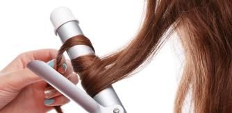 Primer plano de un rizador de pelo en uso.