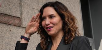 GRAFCAT1213. BARCELONA (ESPAÑA), 12/03/2024.-La presidenta de la Comunidad de Madrid, Isabel Díaz Ayuso en su legada a la cuarta edición de los premios Héroes de Tabarnia,donde participa en un acto junto en el presidente de esta plataforma, Albert Boadella.EFE/ Enric Fontcuberta