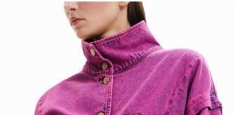 Cazadora vaquera en rosa de Desigual al 50% de descuento.