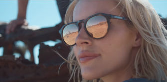 Una mujer con gafas de sol