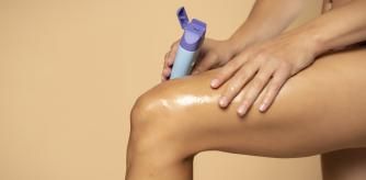 Una mujer aplicándose autobronceador en las piernas.