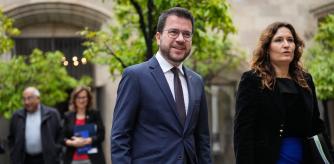 GRAFCAT1922. BARCELONA, 26/03/2024.- El presidente de la Generalitat, Pere Aragonès, y su vicepresidenta, Laura Vilagrà, a su llegada a la reunión semanal del gobierno catalán. EFE/Enric Fontcuberta