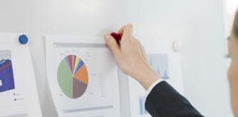 Una persona usando una pizarra magnética.