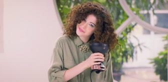 Una mujer secándose el pelo con un difusor.