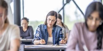 Un grupo de alumnos haciendo exámenes.