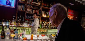 FOTO ALEX GARCIA EL ESCRITOR EDUARDO MENDOZA SE CITA CON LIBREROS EN EL DRY MARTINI COMO ANTICIPO A SANT JORDI EN QUE FIRMARA SU ULTIMA NOVELA TRES ENIGMAS PARA LA ORGANIZACION 2024/04/11