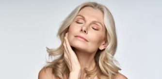 El ácido glicólico es un exfoliante químico efectivo para tratar los efectos de la edad sobre la piel.