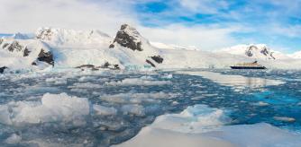 El cambio climático aumenta la temperatura del agua en zonas como el Atlántico Norte, aumentando el nivel del mar por el efecto de expansión térmica .