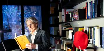 foto XAVIER CERVERA 16/04/2024 Joaquín Ausejo Segura (nacido en navarra 8-10-1950) es el director del hotel Alma en Barcelona, calle mallorca ,barrio Eixample (nos muestra su biblioteca (en zona comidas, y en su despacho) y detalles como un libro de Barcelo)