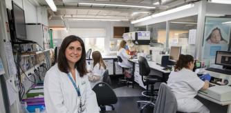 26 - 04 - 2024 / Barcelona / Tema cribratge dels nounats (proves del taló als infants acabats de néixer). Totes les mostres de Catalunya s'analitzen als laboratoris del Servei de Bioquímica i Genètica Molecular de l'hospital Clínic, al recinte de la Maternitat. FOTO DELS LABORATORIS amb gent treballant-hi i la cap de secció d'Errors Congènits del Metabolisme, Judit García. / Foto: llibert Teixidó