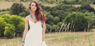 Mujer con vestido blanco veraniego en el campo