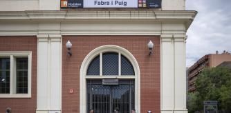 Varias personas en la estación de Renfe y Metro 'Fabra i Puig', a 12 de mayo de 2024, en Barcelona, Catalunya (España). Un robo de cobre ha provocado una avería generalizada en todas las líneas del servicio ferroviario de Rodalies en la ciudad de Barcelona, por una sobretensión causada por la falta del material. Además, varias estaciones han sufrido incendios que han obligado a cerrarlas temporalmente.