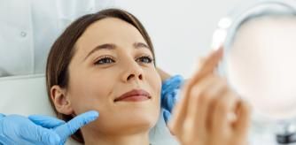 Mujer viéndose en un espejo.