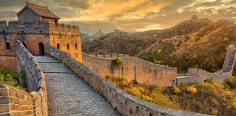 Paisaje al atardecer de la Gran Muralla china.