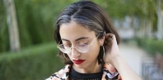 Una mujer joven con canas.