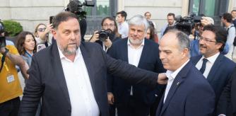 El presidente de ERC, Oriol Junqueras (i) y el secretario general de Junts, Jordi Turull (d), se saludan tras quedar aprobada la Ley de Amnistía, en el Congreso de los Diputados, a 30 de mayo de 2024, en Madrid (España). La Ley de Amnistía afronta hoy en el Pleno del Congreso su última votación parlamentaria, en la que se necesita mayoría absoluta (al menos 176 diputados) para levantar el veto del Senado. Si no hay sorpresas, la norma podría estar en el Boletín Oficial del Estado (BOE) el próximo viernes o el sábado para su entrada en vigor. El PSOE y sus aliados necesitan mayoría absoluta en el Congreso para levantar el veto del Senado. El objetivo de la ley es amnistiar a todos los implicados en movilizaciones independentistas desde el 1 de noviembre de 2011.