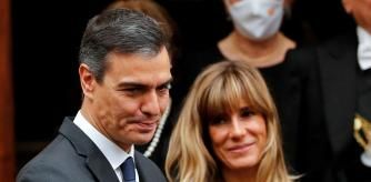 FILE PHOTO: Spanish Prime Minister Pedro Sanchez and his wife Maria Begona Gomez Fernandez leave after meeting with Pope Francis, at the Vatican, October 24, 2020. REUTERS/Remo Casilli/File Photo