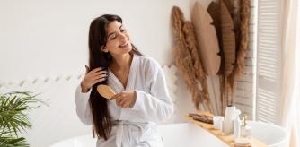 Una mujer cepillándose su larga melena.