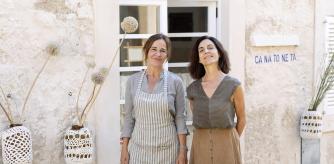 Maria y Teresa Solivellas en la entrada de su restaurante