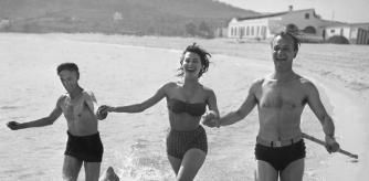 Ava Gardner junto a John Laurie y Nigel Patrick en la Costa Brava