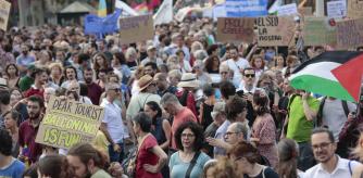La manifestación en Barcelona contra el turismo mostró pancartas macabras.
