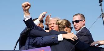 El candidato presidencial republicano, el expresidente Donald Trump, evacuado del mitin en el que fue tiroteado este sábado,13 de julio del 2024 en Butler, Pensilvania.