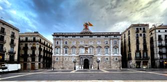 foto XAVIER CERVERA 19/07/2024 (tomada 7am hoy) El palacio de la Generalidad (Palau de la Generalitat en catalán) es la sede de la Presidencia de la Generalidad de Cataluña y uno de los pocos edificios de origen medieval en Europa que se mantiene como sede del gobierno y de la institución que lo construyó. Se encuentra en el distrito de Ciudad Vieja de la ciudad de Barcelona. El edificio está situado entre los límites de las calles del Obispo, de San Severo y de San Honorato con la fachada principal en la plaza de San Jaime frente a la Casa de la Ciudad de Barcelona.