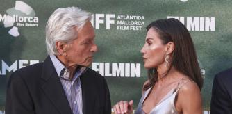 La reina Letizia saluda al actor estadounidense Michael Douglas (i), a su llegada a la gala de clausura del Atlántida Mallorca Filma Fest celebrada este domingo en la capital balear