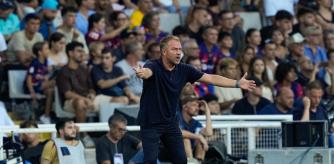 BARCELONA, 12/08/2024.- El entrenador del Barcelona, el alemán Hansi Flick, durante el partido del torneo Joan Gamper, que Barcelona y Mónaco disputan este lunes en el estadio Olímpico Lluis Companys. EFE/ Alejandro García