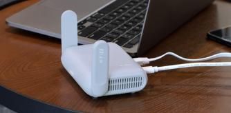 Su tamaño es muy compacto, con solo 11 cm de largo y 8 cm de ancho