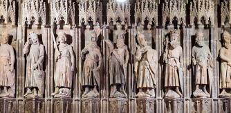 Talla de los Nueve de la Fama del s. XIV en el ayuntamiento de Colonia, Alemania. De izqda. a dcha., Carlomagno, Arturo, Godofredo de Bouillon, Julio César, Héctor, Alejandro Magno, David, Josué y Judas Macabeo.