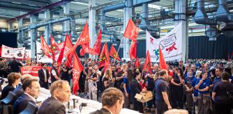 04 September 2024, Lower Saxony, Wolfsburg: Employees protest before the start of a works meeting in a hall at the VW plant. Volkswagen has announced that it will tighten its austerity measures due to the tense situation of the core brand. Redundancies and plant closures can no longer be ruled out. Photo: Moritz Frankenberg/dpa Pool/dpa